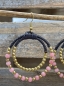 Mobile Preview: Perlenohrringe mit wunderschöner Farbkombination aus rosa und goldfarbenen Perlen. Sorgfältige Handarbeit aus Thailand.