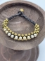 Mobile Preview: Hübsches Armband im indischen Stil mit goldenen und weissen Perlen.