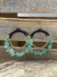 Mobile Preview: Stilvolle Ohrringe mit unverkennbarem Design - goldene Perlen grüne Edelsteine