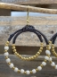 Mobile Preview: Perlenohrringe mit wunderschöner Farbkombination aus weissen und goldfarbenen Perlen. Sorgfältige Handarbeit aus Thailand.