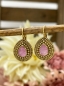 Preview: Fröhliche Ohrringe mit rosa Tropfenstein und breitem Goldrahmen "Denise"