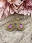 Preview: Fröhliche Ohrringe mit rosa Tropfenstein und breitem Goldrahmen "Denise"