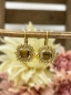 Preview: Goldene Ohrringe mit braunem Tigerauge und detailreicher Einfassung "Rubyina" - Pink Sand