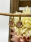 Mobile Preview: Stilsichere, goldene Ohrringe im Boho-Stil mit tropfenförmigem Rauchquarz "Toya" - Pink Sand