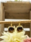Preview: Geschmackvolle, goldene Ohrringe mit braunem braunem Edelstein "Fawn" - Pink Sand