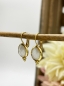 Mobile Preview: Stilvolle goldene Ohrringe mit weissem Perlmutt-Stein "Hila" - Pink Sand