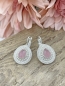 Preview: Silberne Ohrringe mit rosé Jade-Stein in Tropfenform und breitem Silberrahmen "Aino" - Pink Sand