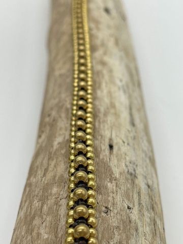 Stilsichere Fusskette mit goldenen Perlen im Boho-Style
