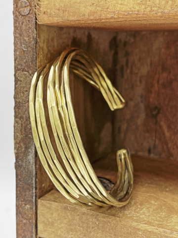 Goldenes Armband aus acht feinen Reifen, Messing - Loui
