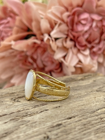 Goldüberzogner Ring mit weissem Perlmuttstein, Vintage-Stil "Mathi"