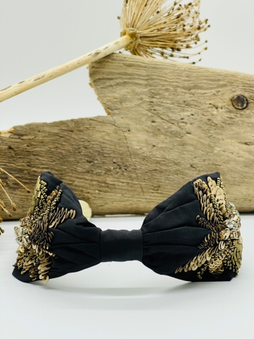 Haarspange mit schwarzem Stoff überzogen und mit goldenen Elementen verziert. Sorgfältige Handarbeit aus Indien "Black & Gold"