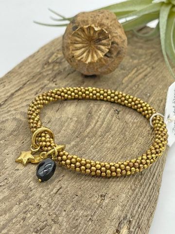 Goldenes Armband aus Perlen mit Anhängern "A beautiful Story"Stein-Anhänger