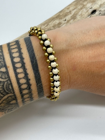 Hübsches Armband im indischen Stil mit goldenen und weissen Perlen.