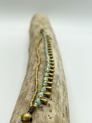 Zweiteilige Fusskette aus gold-farbenem Messing und türkisen Perlen