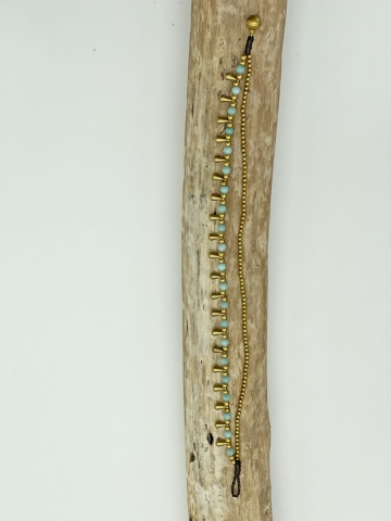Zweiteilige Fusskette aus gold-farbenem Messing und türkisen Perlen