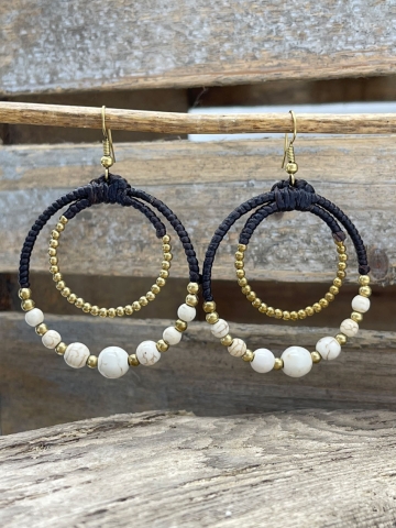Perlenohrringe mit wunderschöner Farbkombination aus weissen und goldfarbenen Perlen. Handgefertigter Ohrschmuck aus Thailand.
