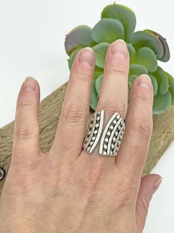 Breiter, silberner Fingerring mit einzigartigem Design "Adri"