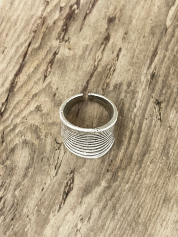 Silberner Fingerring "Effie" mit hübschem, schlichtem Ringmuster