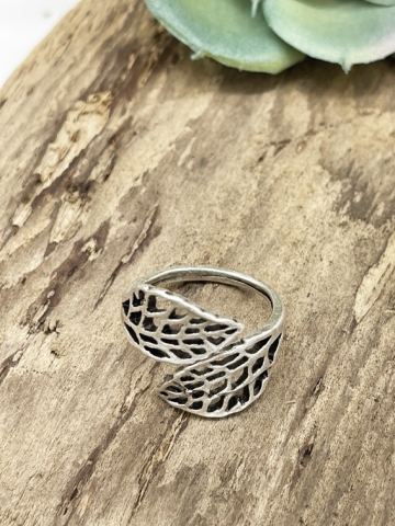 Wundervoller Ring mit zwei sich kreuzenden Blättern. Optisch leicht und schön gemacht "Elea"