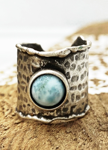 Kunstvoll gestalteter Ring mit milchig-blauem Stein, Boho-Stil "Tamani"