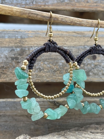 Stilvolle Ohrringe mit unverkennbarem Design - goldene Perlen grüne Edelsteine