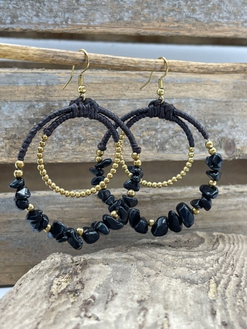 Sehr schöne Ohrringe mit stilvollem Design - goldene Perlen, schwarzer Edelstein