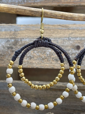 Perlenohrringe mit wunderschöner Farbkombination aus weissen und goldfarbenen Perlen. Sorgfältige Handarbeit aus Thailand.