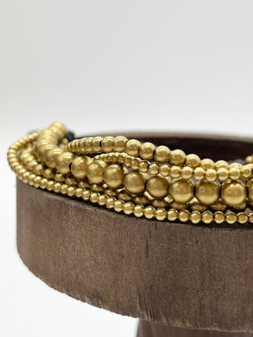 Armband aus vier Kettchen mit unterschiedlich grossen goldenen Perlen "Joella"