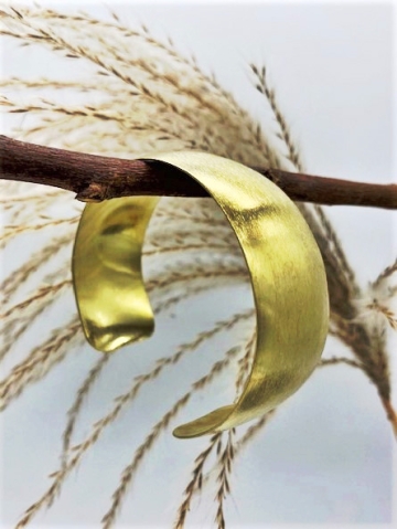 Schnörkellos und schlicht - Armreif "Malia" aus vergoldetem Messing