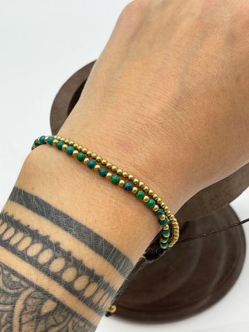 Zweireihiges, feminines Armkettchen mit blauen, grünen und goldenen Krallen "Johana"