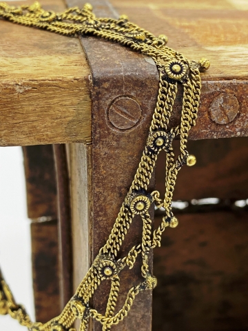 Goldene Netz-Fusskette aus Messing mit kleinen Schellenanhängern, indisch-boho "Cinta"
