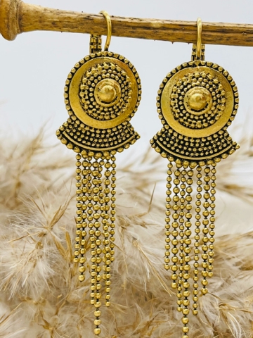 Goldene Boho-Ohrringe mit Kettchen-Anhänger "Juliette" Une Ligne