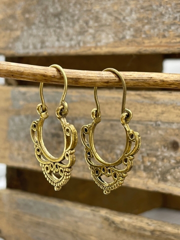 Sehr schön geschmiedete Ohrhänger im indischen Stil aus goldfarbenem Messing.