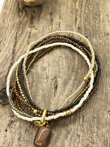 Perlarmband aus sieben Strängen und einem braunen Edelsteinanhänger