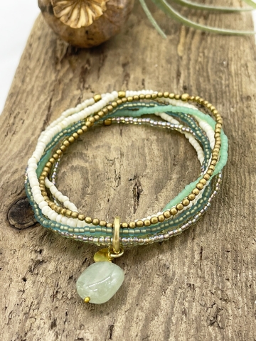Perlarmband aus sieben Strängen und einem grünen Steinanhänger