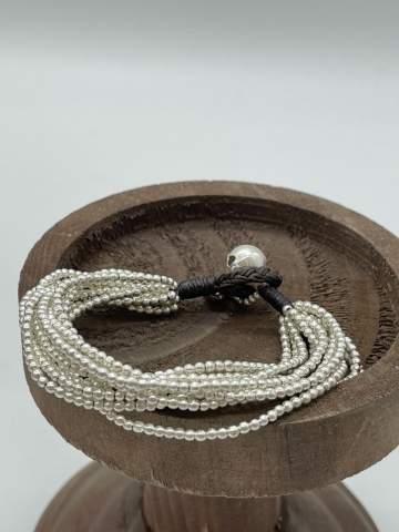 Wunderschönes Silberarmband mit zehn Strängen mit versilberten Perlen.