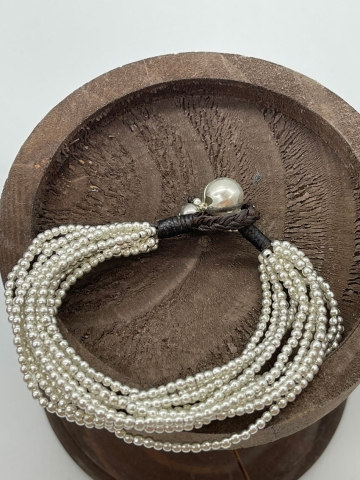 Sehr schönes Bohoarmband mit versilberten Perlen - Aileen