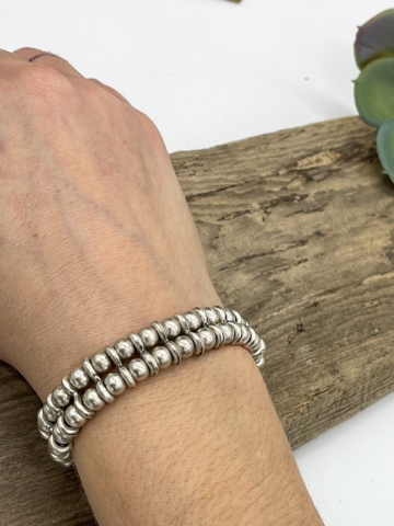 Wunderschönes, zweireihiges Boho-Armband mit Silberperlen "Kora".