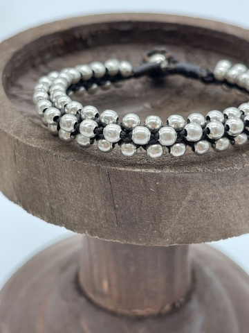 Perlarmband Silber mit schwarzbrauner Kordel und Glöckchen-Verschluss