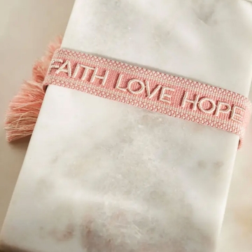 Gewobenes Armband in zarten Peach-Tönen "Faith Love Hope"