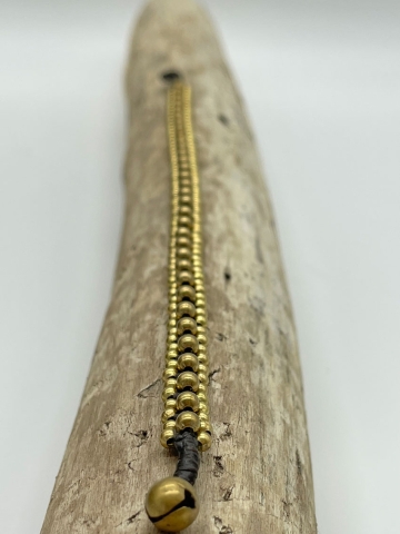 Stilsichere Fusskette mit goldenen Perlen im Boho-Style