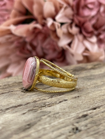 Dreireihiger Ring mit ovalem rosa Rhodochrosit-Stein "Rose"
