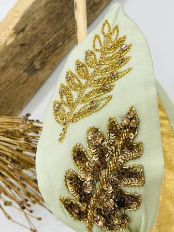 Eleganter Haarreif, mit mintfarbenem Stoff überzogen und mit goldenen Elementen verziert. Sorgfältige Handarbeit aus Indien "Mint Gold"