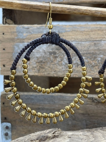 Perlenohrringe mit edler Farbkombination aus Dunkelbraun und Gold. Hochwertige Handarbeit aus Thailand.