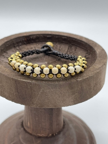 Hübsches Armband im indischen Stil mit goldenen und weissen Perlen.