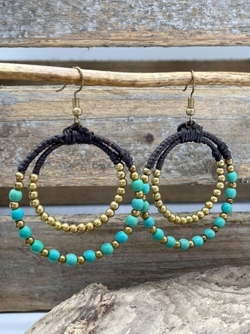 Ohrhänger mit wunderschöner Farbkombination aus türkisen und goldenen Perlen. Sorgfältige Handarbeit aus Thailand.