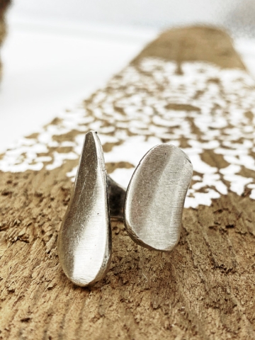 Formschöner Silberring mit ausdrucksstarkem Design "Saira"