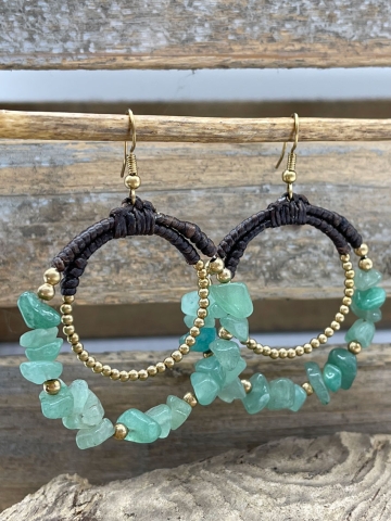 Stilvolle Ohrringe mit unverkennbarem Design - goldene Perlen grüne Edelsteine