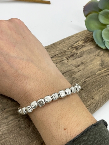 Wunderschönes Armband aus silbernen Perlen