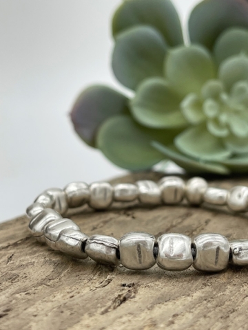 Wunderschönes Armband aus silbernen Perlen Kiana